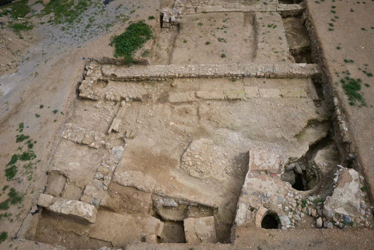 Ανάδειξη του πέρατος της Ιεράς Οδού και των περί αυτού αρχαιοτήτων στον αρχαιολογικό χώρο της Ελευσίνας. Πηγή εικόνας: ΥΠΠΟ.
