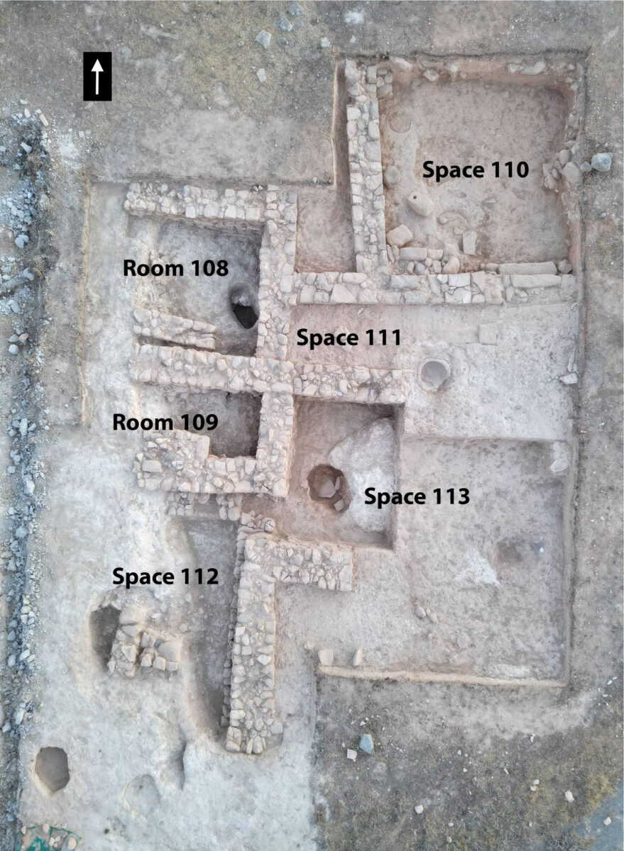 Αεροφωτογραφία της ανασκαμμένης περιοχής, με σημειωμένα τα δωμάτια και τους χώρους στο τέλος της ανασκαφικής περιόδου. Πηγή εικόνας: Τμήμα Αρχαιοτήτων Κύπρου.