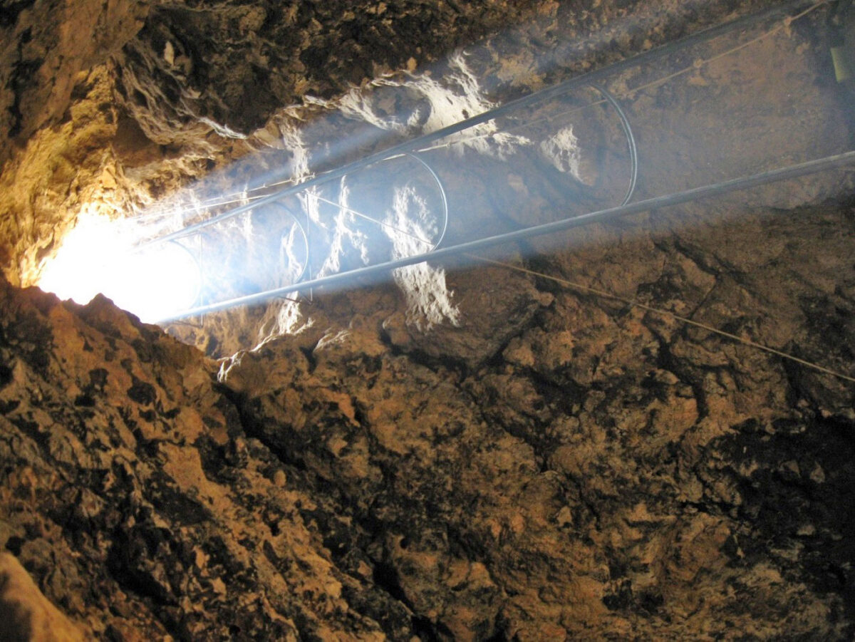Η βαραθρώδης είσοδος του σπηλαίου στον Μαύρο Βράχο Σιδηροκάστρου. Πηγή εικόνας: ΑΠΘ.