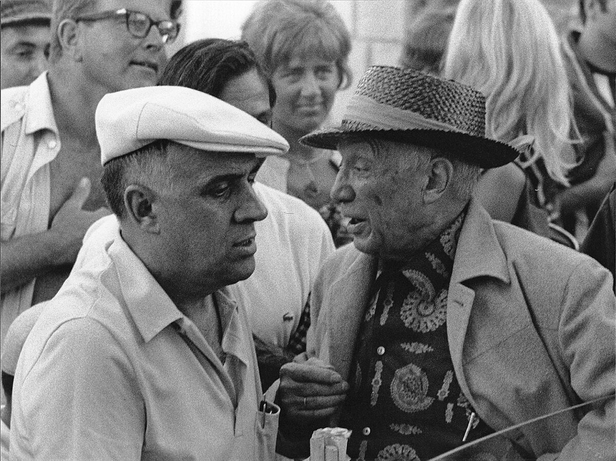 Ο Eugenio Arias με τον Pablo Picasso, έξω από αρένα ταυρομαχιών (Fréjus, 7 Αυγούστου 1966). Φωτ.: Hubertus Hierl. Από την έκθεση «Pablo Picasso: Εξορία και Νοσταλγία», στη Θεσσαλονίκη. Πηγή εικόνας: MOMus.