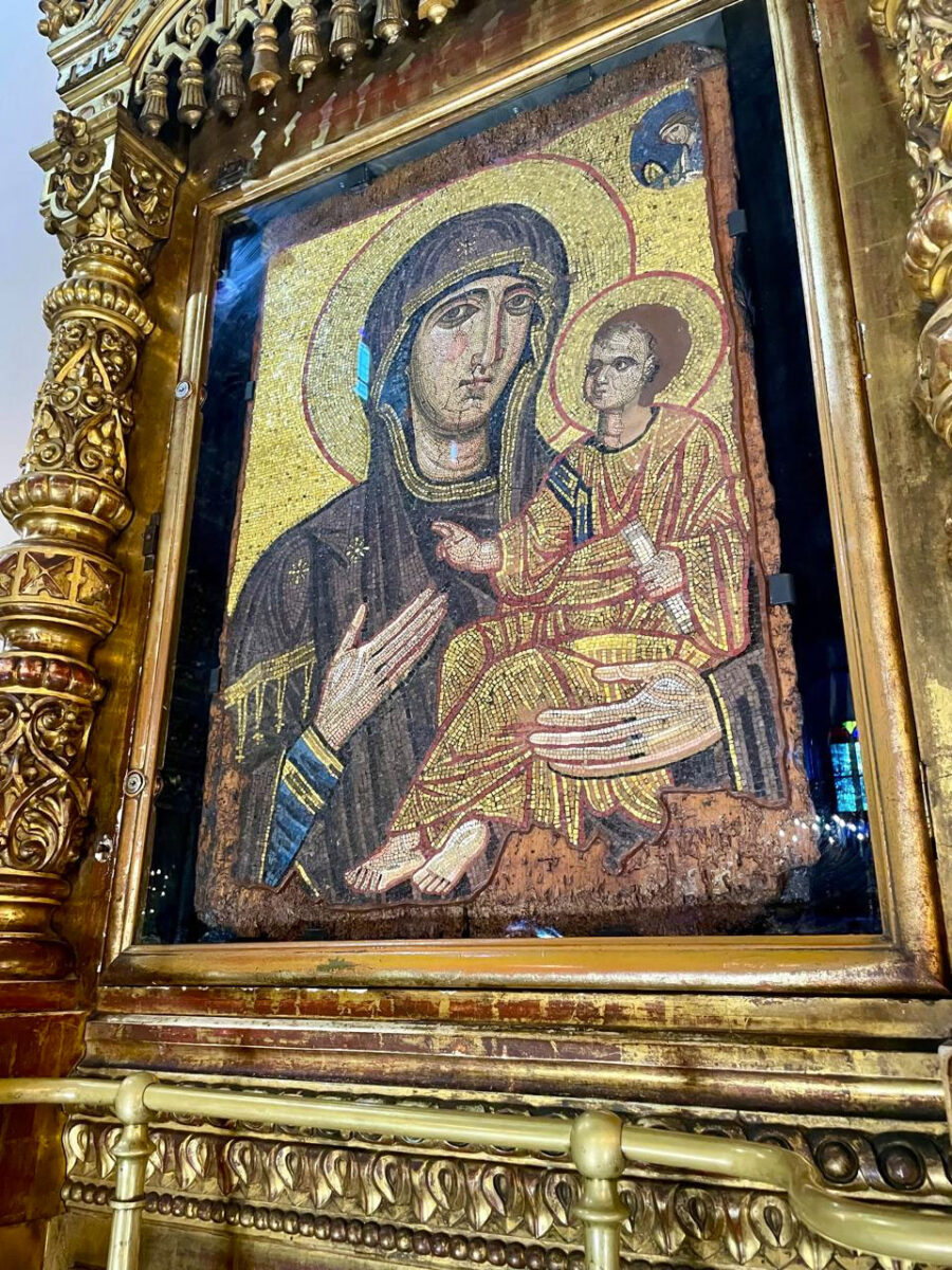 Η βυζαντινή ψηφιδωτή εικόνα, «Παναγία η Παμμακάριστος», στον Πατριαρχικό Ναό του Αγίου Γεωργίου στο Φανάρι. Πηγή εικόνας: ΥΠΠΟ.