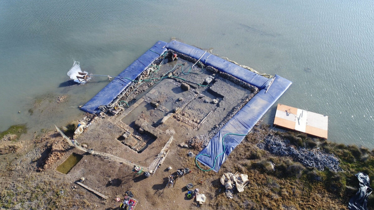 Άποψη μέρους του μεγάλου δημόσιου κτηρίου (εντός των ορίων του υδατοφράκτη) κατά την ανασκαφή του 2023, από τα βορειοδυτικά. Πηγή εικόνας: ΥΠΠΟ.