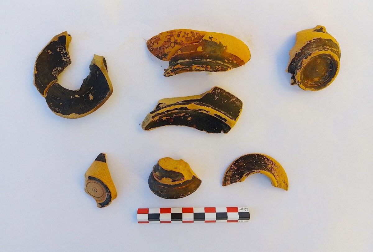 Θραύσματα Αθηναϊκών μελαμβαφών αγγείων του 4ου αι. π.Χ. Πηγή εικόνας: ΥΠΠΟ.