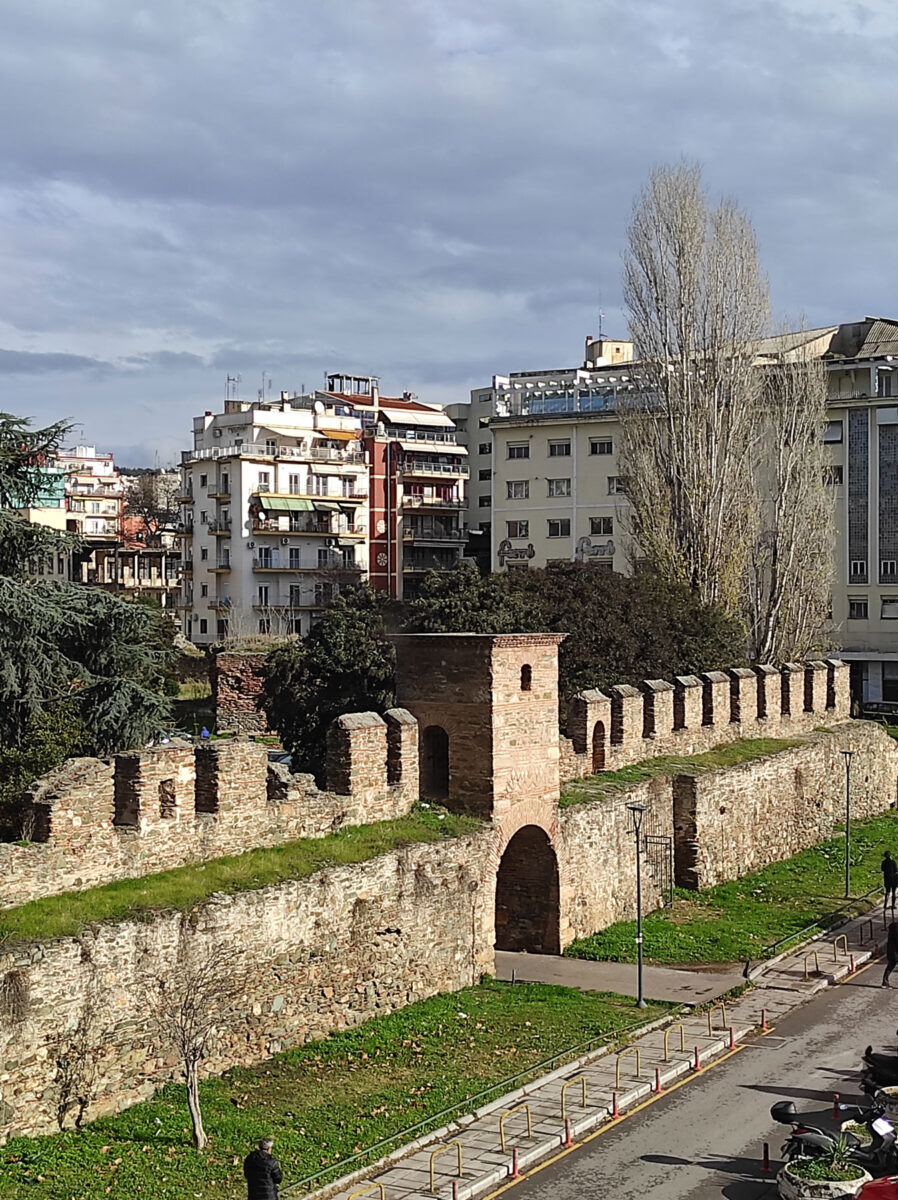 Άποψη της βόρειας κεντρικής πύλης και του βόρειου τοίχου του Φρουρίου Βαρδαρίου. Πηγή εικόνας: Βικιπαίδεια.