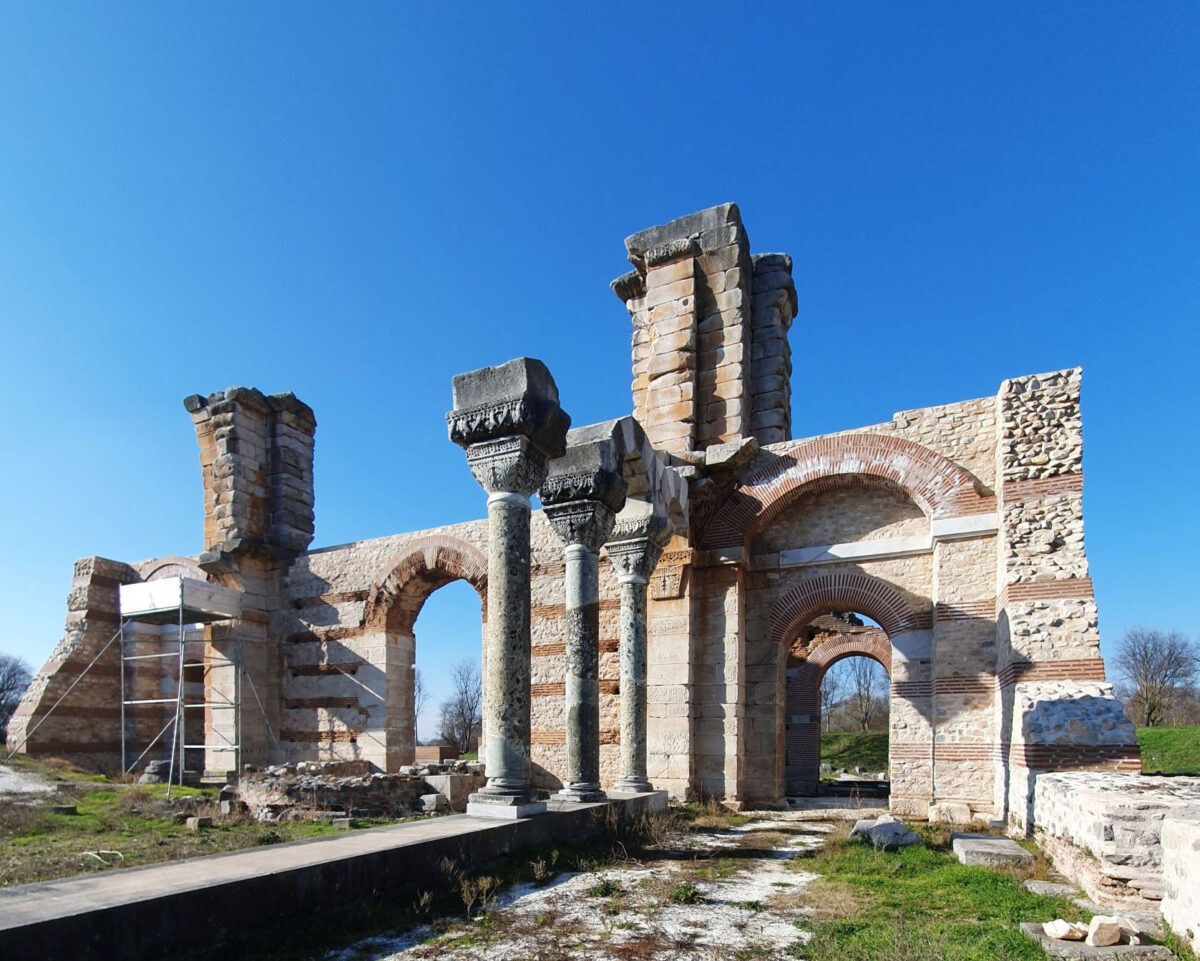 Εντυπωσιακή αναστήλωση τμήματος της Βασιλικής Β’ των Φιλίππων