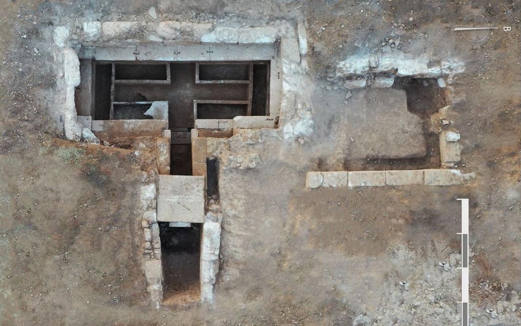 Μνημειώδες ταφικό κτίσμα αποκαλύφθηκε στην αρχαία Τενέα
