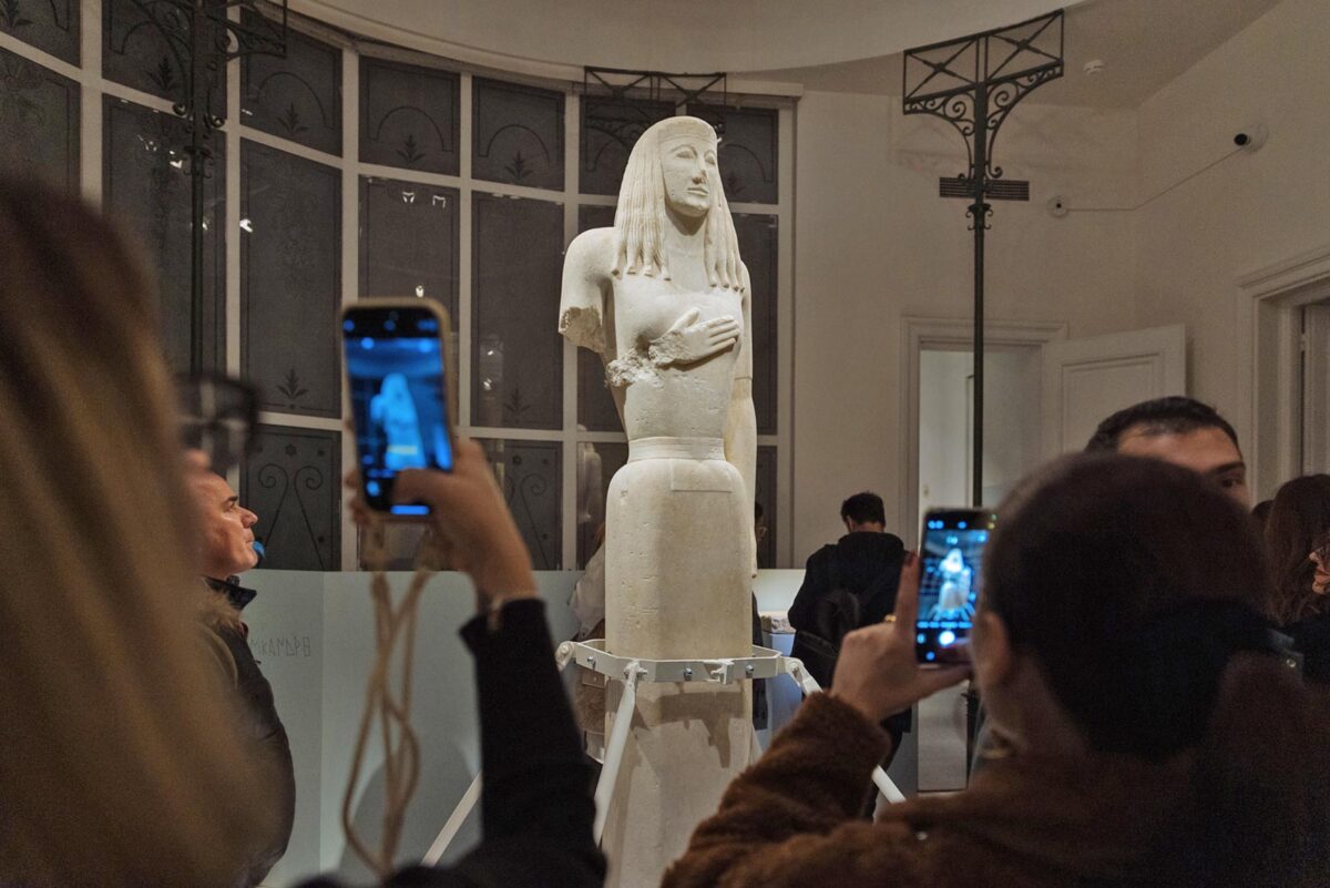 Μαρμάρινο άγαλμα κολοσσικής Κόρης, 600–575 π.Χ. (;). Αρχαιολογικό Μουσείο Θήρας. Πηγή εικόνας: ΥΠΠΟ.