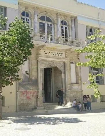 Ο βανδαλισμός του θυρώματος του Δικαστικού Μεγάρου Ηρακλείου Κρήτης: μία περιπέτεια δίχως τέλος