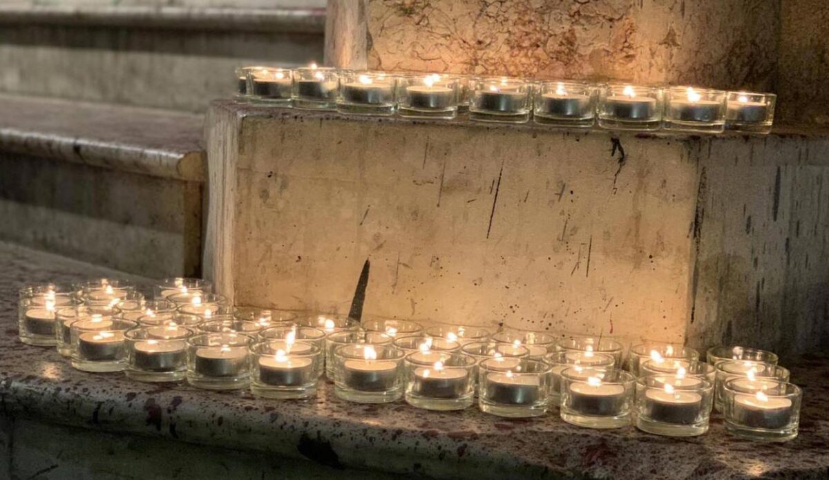 Εικ. 6. Επειδή υπάρχουν και ειρηνικοί τρόποι «αντίδρασης» και «διαμαρτυρίας»: στιγμιότυπο από την εκδήλωση του Δικηγορικού Συλλόγου Ηρακλείου με αφορμή το τραγικό συμβάν της 28ης Φεβρουαρίου 2023 στα Τέμπη, με 57 αναμμένα κεριά στην είσοδο του Δικαστικού Μεγάρου Ηρακλείου. Πηγή εικόνας: Πολιτικά Κρήτης.